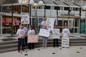 Hyresgäster demonstrerar utanför kommunhuset i sammanband med varje kommunfullmäktigemöte.